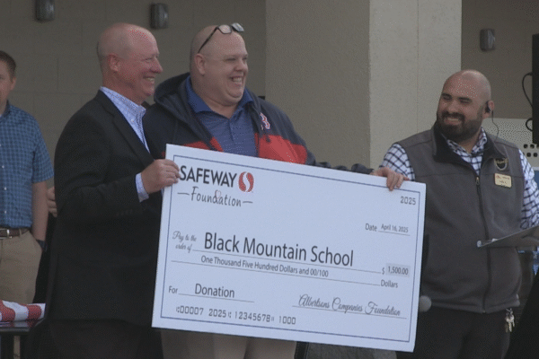 Northern Kingman Safeway celebrates renovation completion